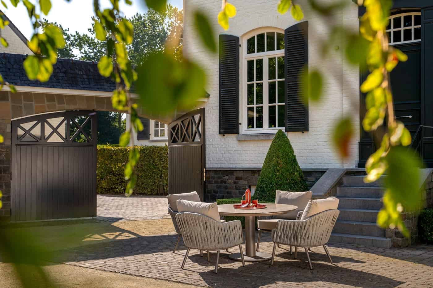 4 Seasons Outdoor Cannes lage eettafel stoelen + Sarah lage eettafel 130 cm