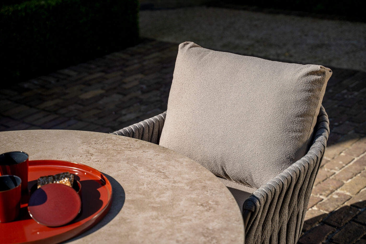 4 Seasons Outdoor Cannes lage eettafel stoelen + Sarah lage eettafel 130 cm